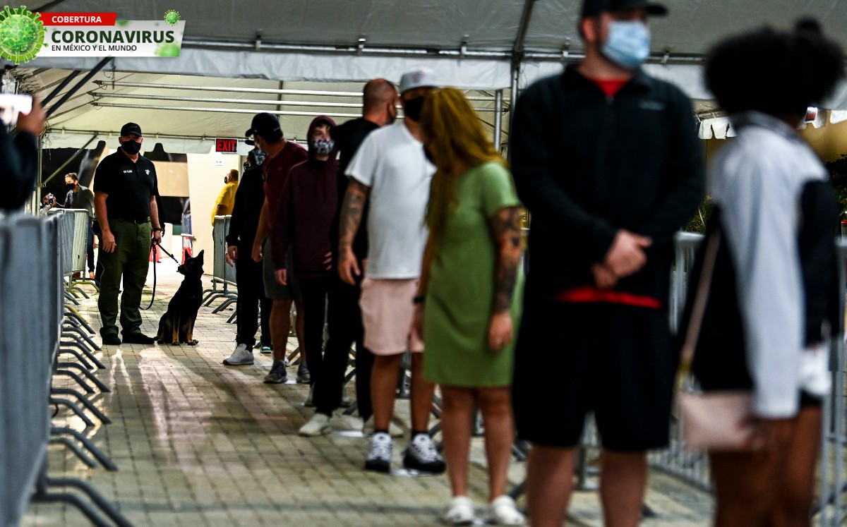 Las personas que acudan a vacunarse ahora deberán justificar que son residentes de Florida. FOTO: AFP.