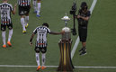 Marinho tocó la Copa Libertadores antes del juego. (Foto: AFP)