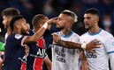 Neymar tuvo un fuerte cruce con Álvaro González. FOTO: AFP.