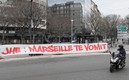 Los presuntos aficionados del Marsella colgaron una manta contra el presidente del club- Foto: AFP