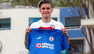 Alexis Peña posando con la camiseta de Cruz Azul por primera vez. (TW @CruzAzulCD)