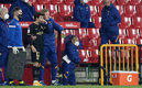 Koeman dando indicaciones previo a hacer un cambio (AFP)