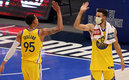 El mexicano Juan Toscano-Anderson festejó con Steph Curry (AFP)