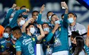 Gigliotti (sosteniendo el celular) jugó infectado de covid en la Final del Guard1anes 2020. Foto: Imago7