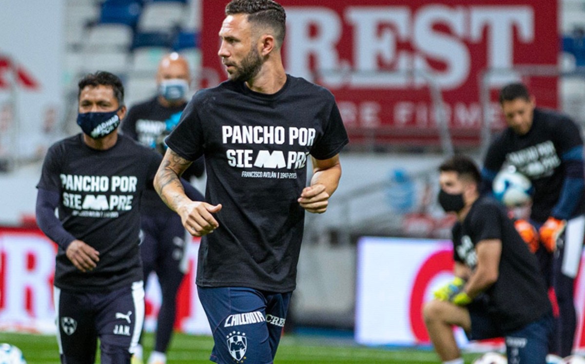 Los jugadores aparecieron con la playera conmemorativa al calentamiento. (Foto: @Rayados)