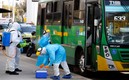 En Zapopan, una persona falleció en transporte público por covid-19; tuvieron que sanitizar el vehículo. Foto: AFP