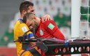 Gignac consoló a Weverton luego de la eliminación de Palmeiras. Foto: AFP