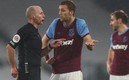 Mike Dean durante la expulsión de Tomas Soucek del West Ham. Foto: AFP