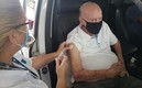 El momento en que Zagallo fue vacunado desde su vehículo en Brasil. Foto: GloboEsporte
