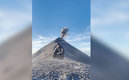 Volcán y un hombre meditando.
