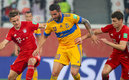 Gignac en la lucha con los alemanes. (AFP)