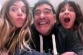 Dalma y Gianinna en una divertida foto con Maradona