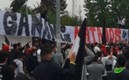 Los aficionados intimidaron al equipo con una manta.