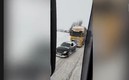 La acción fue aplaudida por el conductor de otro camión quien grabó toda la acción.