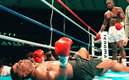 El épico momento en que Tyson fue noqueado y cayó a la lona. (youtube)