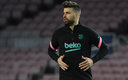 Gerard Piqué explotó en pleno juego ante el PSG contra sus compañeros (AFP)