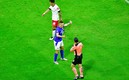 Cabecita Rodríguez le reclama a Óscar Macías por la jugada. Foto: Imago7