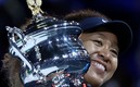 Osaka con su segundo trofeo de Australia. (AFP)