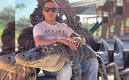 Valdez Fierro posando con Steve, su caimán (Instagram Óscar Valdez)