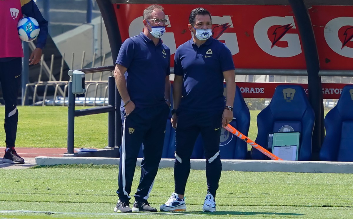 Andrés Lillini analiza un juego junto a su auxiliar Israel López. Foto: Imago7