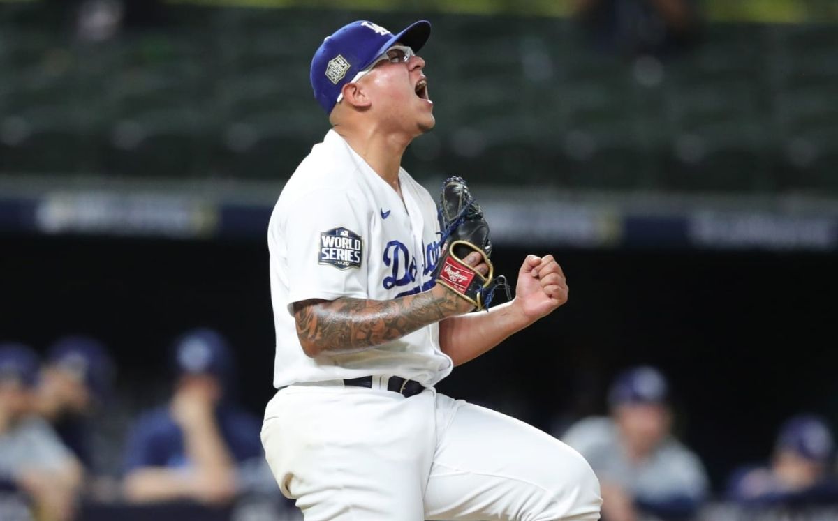 Julio Urías terminó el juego que le dio a los Dodgers el campeonato de la MLB en 2020. (Foto: MLB Photos)