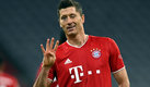 Robert Lewandowski mostrando cuatro dedos por su póker con el Bayern ante el Hertha Berlín. (AFP)