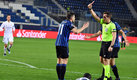 Remo Freuler se fue expulsado pasado el cuarto de hora ante el Madrid. (AFP)