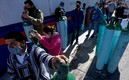 La batalla por rellenar los tanques de oxígeno es muy dura en México. Foto: AFP