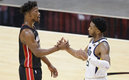 Jimmy Butler y Donovan Mitchell reconocieron su esfuerzo (AFP)