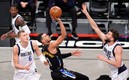 Cabarrot ¨de los Nets lanza un disparo entre Porzingis (6) y Kleber (42). Foto: AFP