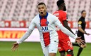 Mbappé festeja uno de sus dos goles con el PSG. FOTO: AFP.