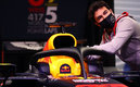 Checo Pérez, inspeccionando su próximo bólido. (Red Bull)