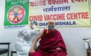 El líder espiritual acudió a un hospital al norte de la India para recibir la vacuna. Foto: AFP