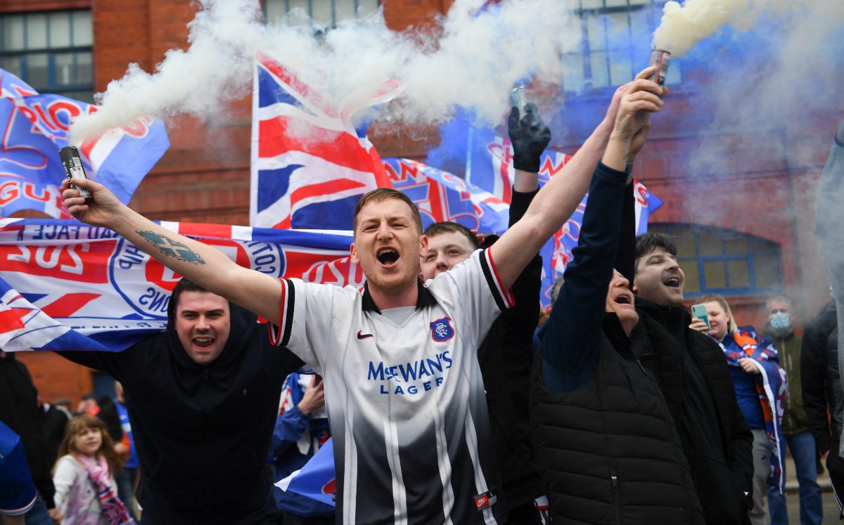 La afición del equipo de la capital escocesa se ubicó afuera del Ibrox Stadium para festejar el título. Foto: AFP