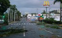 Aparte del confinamiento, una tormenta tropical golpeó a la capital Numea y dejó así las calles. Foto: AFP