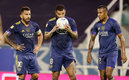 Cardona besó la pelota antes de pegarle a puerta (Twitter @BocaJrsOficial)