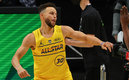 Curry ganó su segundo trofeo del concurso de triples (AFP)