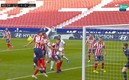 Felipe Augusto saltó en el área, la bola le tocó el brazo, pero el colegiado Hernández Hernández dijo que no era intencional. Foto: Captura de Pantall