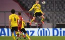 Haaland sorprendió con el salto que dio en el duelo ante el Bayern. FOTO: AFP.