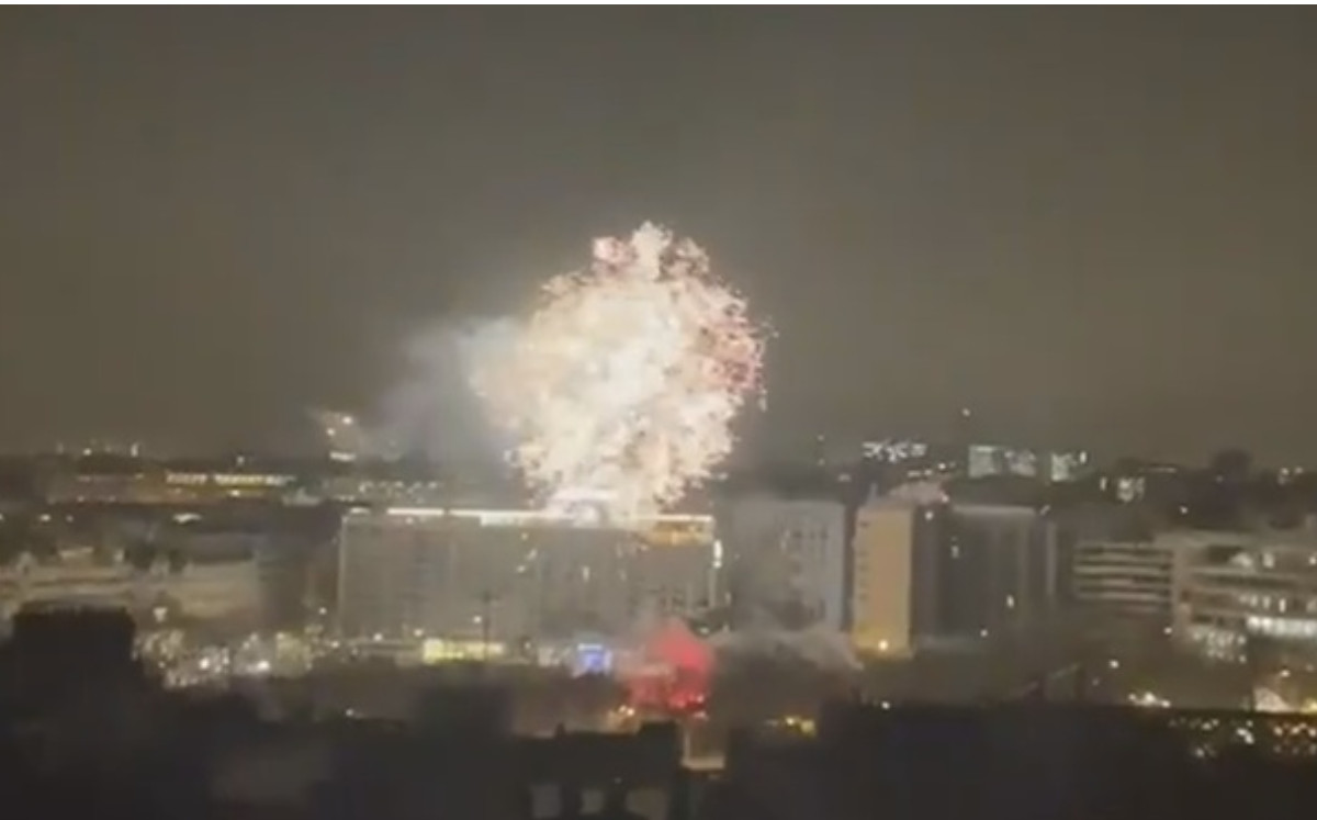 Los fuegos artificiales de observaron desde varios puntos en París. (FOTO: captura)
