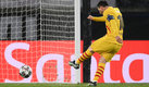 Messi falló el penal al minuto 45 contra PSG. (AFP)