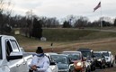 Una enfermera en Martinsville, Virginia, indica a las personas la fecha de su segunda dosis tras recibir la primera. Foto: AFP