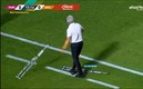 Ferretti no se pudo controlar y se desquitó con sus muletas. Foto: Twitter Edgar Martínez