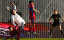 Sergio Ramos fue derrumbado por Iván Marcone. (FOTO: AFP)