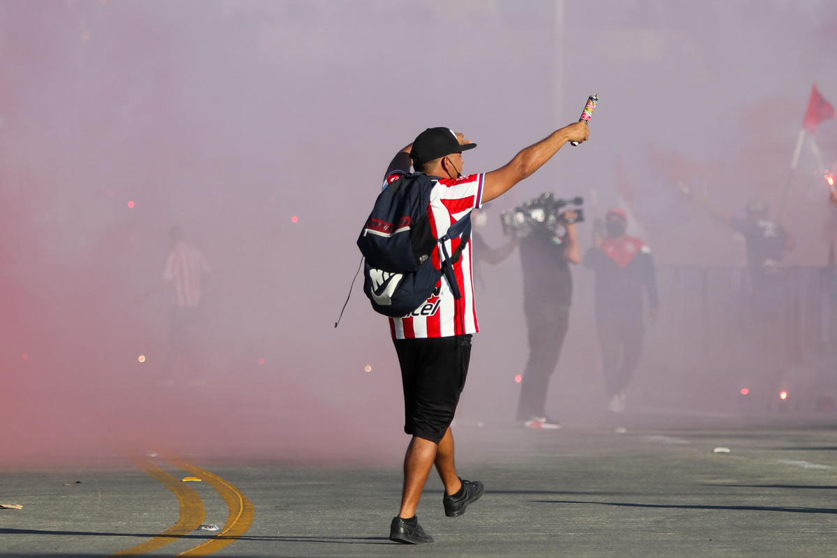 Así fue la llegada del camión de Chivas. (Foto: Imago7)