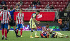 La expulsión a Miguel Ponce en el Clásico por criminal patada. (Mexsport)