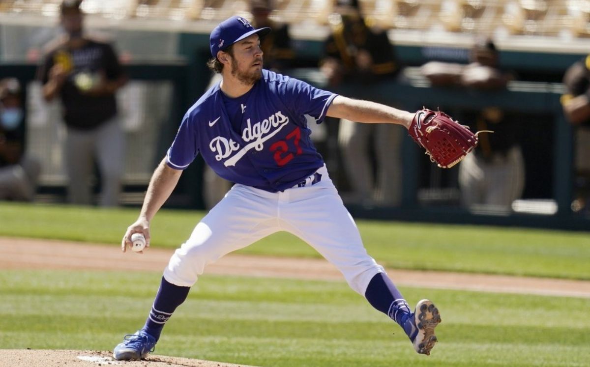 Esta es la foto del juego en el que Trevor Bauer usó un logotipo no aprobado. (Foto: AP)