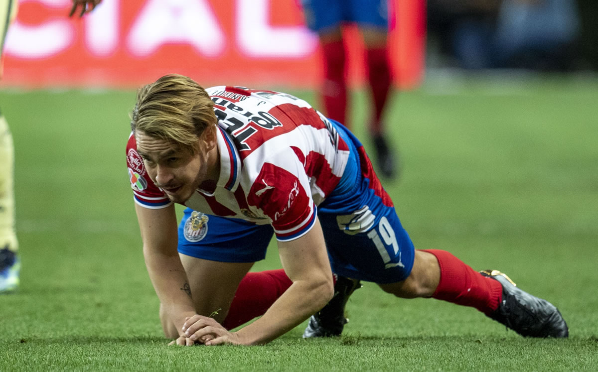 Chivas vs América. Jesús Angulo falló una clara opción de gol