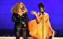 Las cantantes brillaron en la noche de gala (AFP)