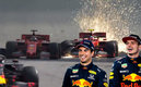 Con Ferrari al fondo, Checo y Max solo miran.